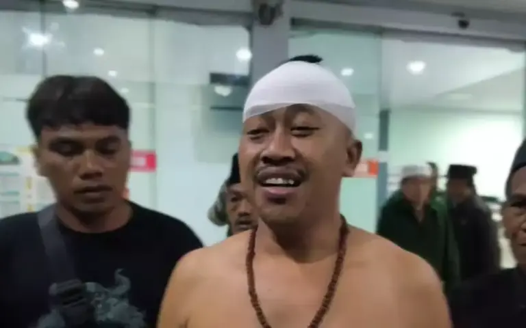 KADES PAKEL DI BACOK ORANG TIDAK DIKENAL